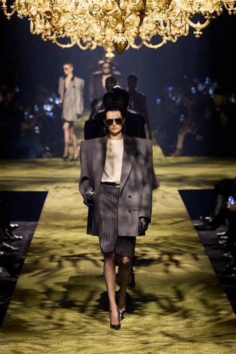 video ultima sfilata ysl|Saint Laurent News, Collections, Fashion Shows, .